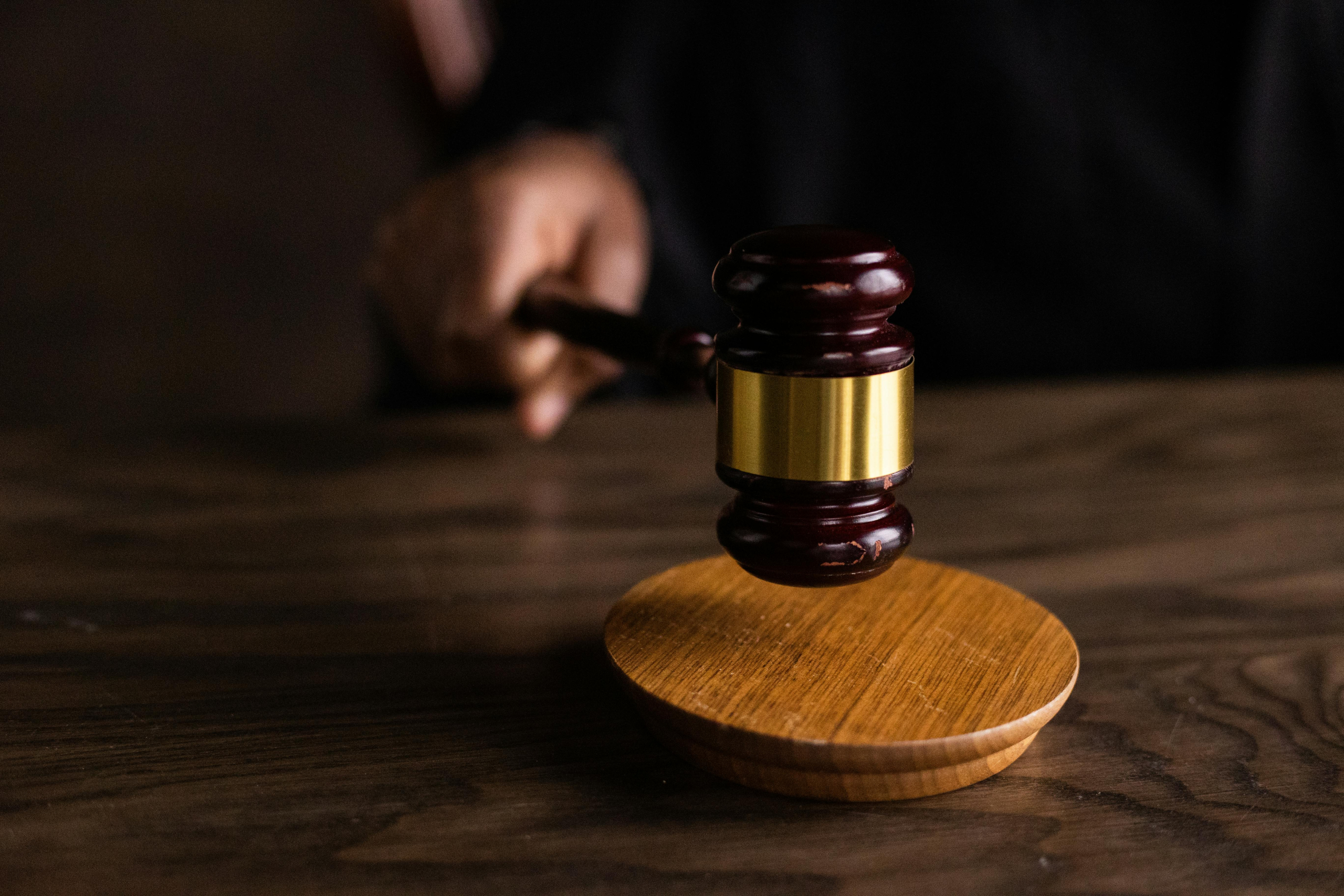 État des lieux : ce que dit la loi et la législation A gavel striking a sound block, symbolizing justice and legal authority in a courtroom setting.